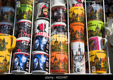 Poteries colorées tasses à café à vendre à l'extérieur de cadeaux, Sighisoara, Transylvanie, Roumanie Banque D'Images