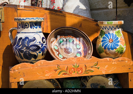 Articles de poterie antique à vendre à l'extérieur d'un magasin d'antiquités, Sighisoara, Transylvanie, Roumanie Banque D'Images