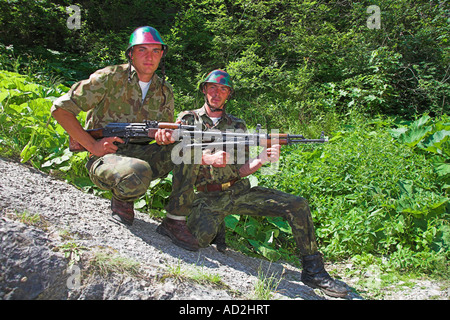 Soldats posant avec des fusils, Roumanie Banque D'Images