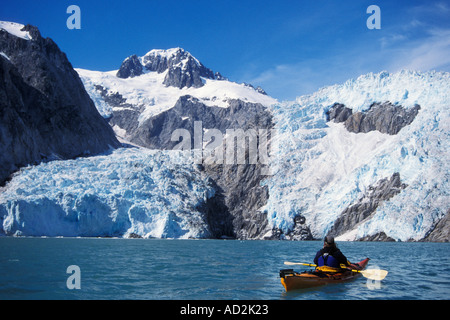La kayakiste à la recherche de la Northwestern Fjord Kenai Fjords National Park Alaska Banque D'Images