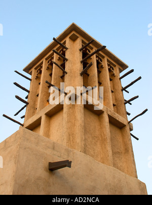 Tours à vent traditionnels utilisés pour le refroidissement à Dubaï Banque D'Images