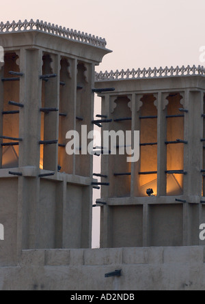 Tours à vent traditionnels utilisés pour le refroidissement à Dubaï Banque D'Images