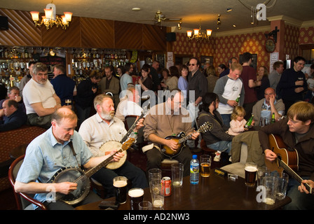 dh Folk Festival artistes STROMNESS HOTEL ORKNEY SCOTLAND musiciens jouant de la guitare banjos pub écossais traditionnel intérieur groupe de musique banjo Banque D'Images