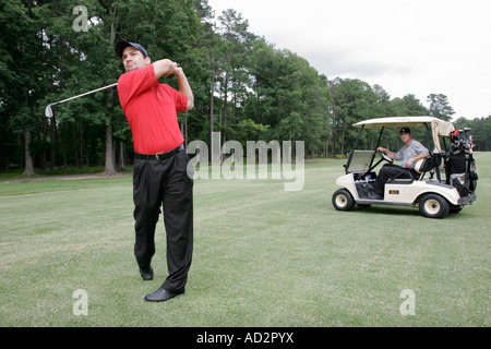 Newport News Virginia, Club de golf à Deer Run, adultes homme hommes hommes, golfeur, fairway, fer, club, voiturette de golf, sport, athlète, les visiteurs voyage tour Banque D'Images