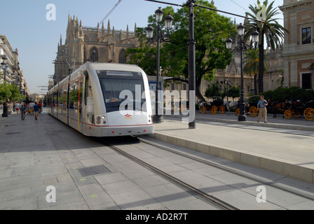 Le tram à proximité de la Cathédrale de Séville Banque D'Images