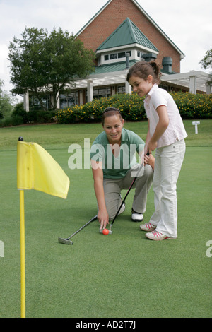 Newport News Virginia, Golf Club à Deer Run, putting green, mère, parent, parents, fille, AIM, trou, clubhouse, VA070615085 Banque D'Images