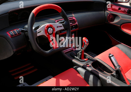 Intérieur d'une voiture décorée dans des tons rouge et noir Banque D'Images