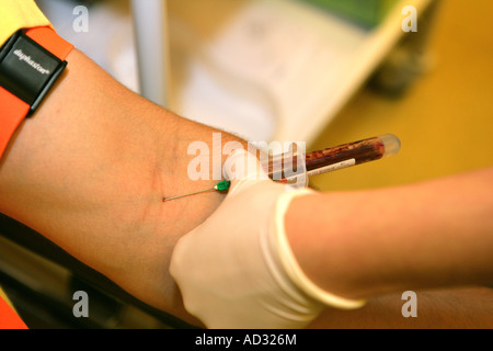 Femme médecin prendre échantillon de sang du patient de l'hôpital Banque D'Images
