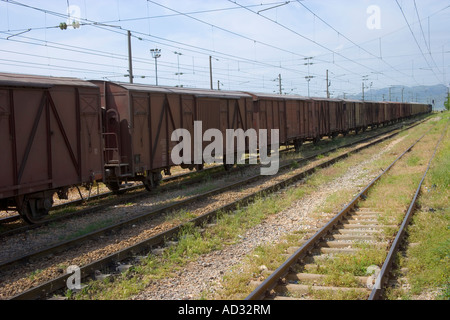 Train de fret et les rails comme vu de l'intérieur de la gare ferroviaire de Gaziantep Turquie Fevzipasa près d'Antep Banque D'Images