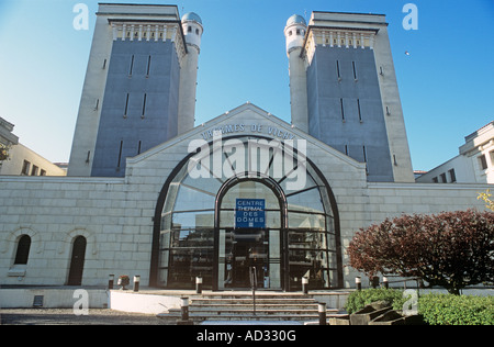 Un grand spa thermal à Vichy est le centre thermal néo-mauresque des Domes Banque D'Images