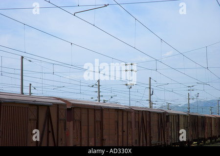 Train de marchandises et les lignes électriques comme vu de l'intérieur de la gare ferroviaire de Gaziantep Turquie Fevzipasa près d'Antep Banque D'Images