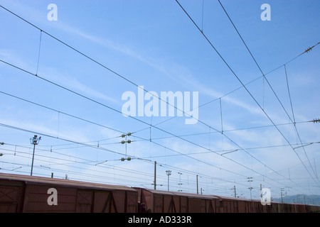 Train de marchandises et les lignes électriques comme vu de l'intérieur de la gare ferroviaire de Gaziantep Turquie Fevzipasa près d'Antep Banque D'Images