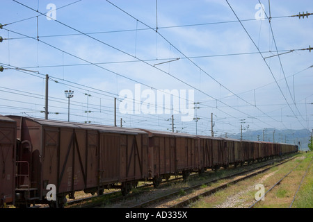 Train de marchandises et les lignes électriques comme vu de l'intérieur de la gare ferroviaire de Gaziantep Turquie Fevzipasa près d'Antep Banque D'Images