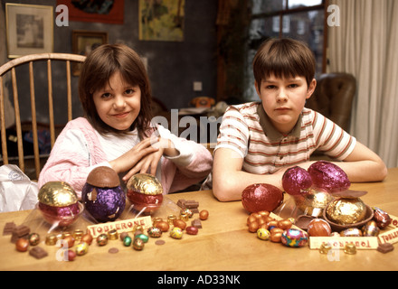 Frère et sœur exhibant leurs chocolats de Pâques Banque D'Images