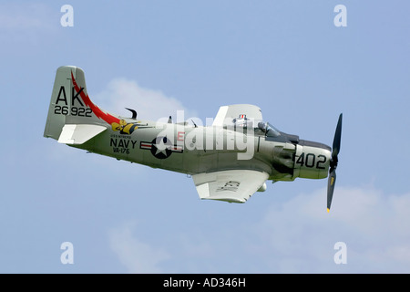 Un marine américain Douglas Skyraider A1 passe à l'épreuve Banque D'Images