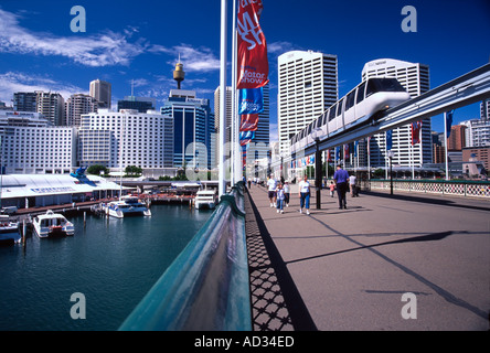 Sur Monorail Pyrmont Bridge Darling Harbour Sydney Australie Banque D'Images