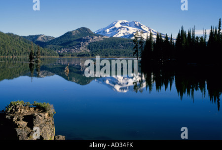 Une vue sur le lac d'étincelles et le sud le long de la crête des Sœurs de la route des lacs en cascade dans le centre de l'Oregon, près de la ville de Bend Banque D'Images