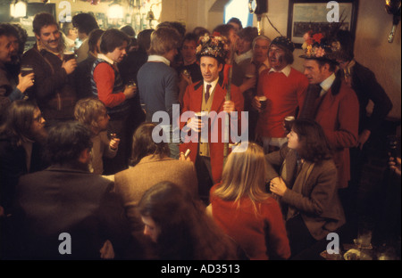 Chanter des chansons folkloriques traditionnelles dans le pub du village de Haxey. Haxey Hood Game Haxey Lincolnshire. Chaque année, le jour de la fête de l'Épiphanie, le 6 janvier 1970, HOMER SYKES Banque D'Images