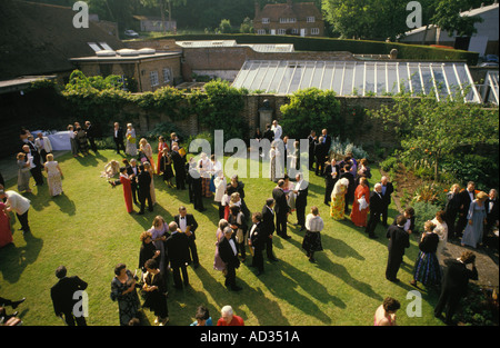 Glyndebourne Festival Opera 1980s Royaume-Uni. Des groupes de personnes amateurs d'opéra en soirée s'habillent avant l'opéra, près de Lewes, East Sussex. HOMER SYKES des années 1984 1980 Banque D'Images