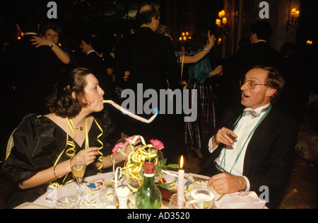 Fête de la Saint-Sylvestre au Ritz Hotel Londres Angleterre des années 1980 . Mari et femme, partenaires s'amusant à célébrer 1986 HOMER SYKES Banque D'Images