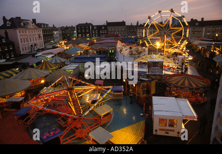 Charte foire et Mart Kings Lynn funfair Norfolk Angleterre. Illuminé la nuit place principale des années 1982 1980 UK HOMER SYKES Banque D'Images