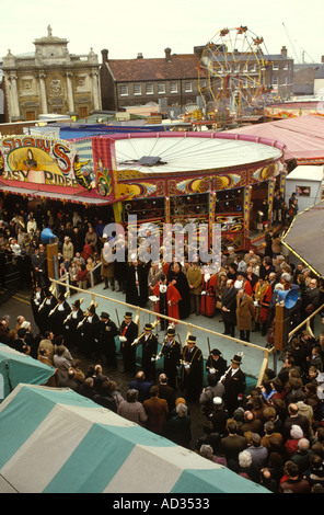 Lord Mayor et d'autres dignitaires de la mairie ouvrent officiellement la foire annuelle Charter Mart et funfair Kings Lynn Norfolk 1982 1980s UK HOMER SYKES Banque D'Images