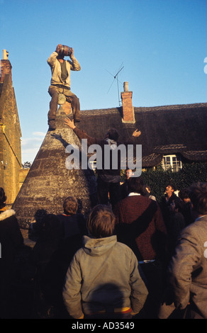 Bouteille Kicking et Hare Pie brouillage Hallaton Leicestershire UK Celebration boire de la bière de la «bouteille» le village Buttercross des années 70 HOMER SYKES Banque D'Images