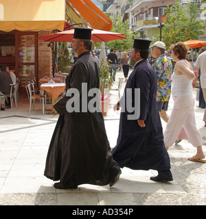 Marcher le long de prêtres Igoumenitsa town center shopping area Banque D'Images