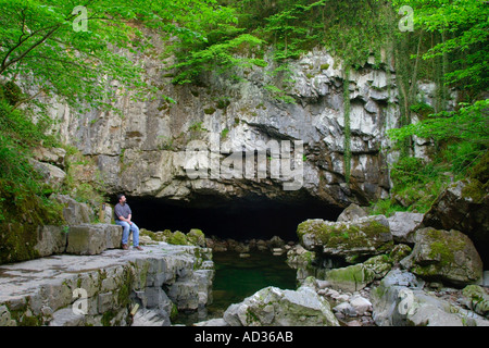 Entrée de Porth, yr Ogof cave dans le parc national de Brecon Beacons Powys UK Banque D'Images