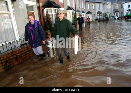 Les bénévoles assument une urne de thé aux propriétaires dont les maisons ont été inondées après de fortes pluies dans la région de Newport Gwent South Wales UK GO Banque D'Images