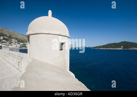 Donnant sur les murs de la ville de Dubrovnik Lokrum Banque D'Images