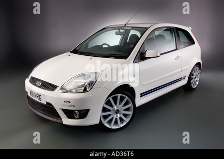 2005 Ford Fiesta ST en Diamond White - avant gauche vue de trois-quarts. Banque D'Images