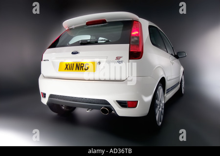 2005 Ford Fiesta ST - blanc diamant en vue de trois-quarts arrière. Banque D'Images
