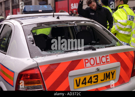Voiture de police avec défoncé la vitre arrière d'émeutiers lors des manifestations du premier mai à Londres 2001. Banque D'Images