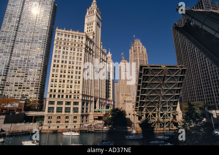 Michigan Avenue pont soulevées au cours de la rivière Chicago à Chicago, Illinois, USA avec le Wrigley et tribune des bâtiments. Banque D'Images