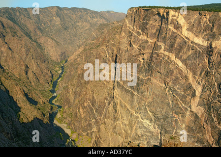 Sous forme de falaises abruptes à la Black Canyon of the Gunnison National Park en Californie, USA. Banque D'Images