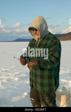 L'homme range rapport après une journée de pêche sur glace sur le lac Otsego à Cooperstown New York Banque D'Images