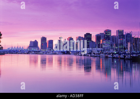 D'images miroir sur la ville de Vancouver sur Harbour de Stanley Park à l'aube Banque D'Images