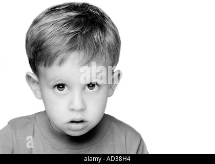 Photo en noir et blanc du jeune garçon à la triste Banque D'Images