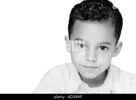 Photo en noir et blanc d'un jeune garçon avec un air sérieux sur son visage. Banque D'Images