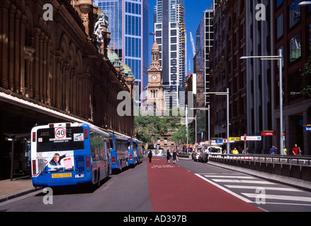 Des autobus sur York St Hôtel de Ville Tour de l'horloge CBD de Sydney Australie Banque D'Images