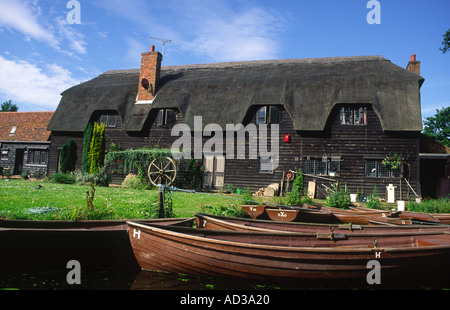 Maison au toit de chaume sur la rivière Stour près de Suffolk Flatford Flatford Banque D'Images