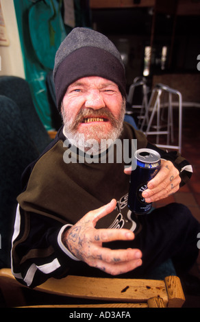 Un homme âgé à l'auberge pour les anciens habitants de la rue, Londres, Royaume-Uni. Banque D'Images