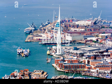 Vue aérienne. Spinnaker Tower. Arsenal de la Marine royale. Le port de Portsmouth. Le Hampshire. UK. Banque D'Images