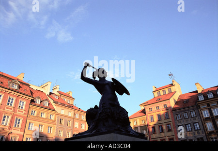 Petite Sirène, statue Syrenka sur place du marché de la vieille ville à Varsovie Banque D'Images