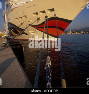 Bateau de croisière 'AIDA' Diva à quai avec l'historique 'Porto Pi' phare dans l'arrière-plan dans le port de Palma de Mallorca, Bal Banque D'Images