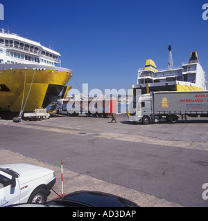 Les opérations de transport de marchandises, camions et conteneurs d'être chargées à bord des ferries dans le port de Palma de Majorque. Banque D'Images