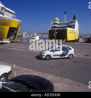 Les opérations de transport de marchandises, camions et conteneurs d'être chargées à bord des ferries dans le port de Palma de Majorque. Banque D'Images