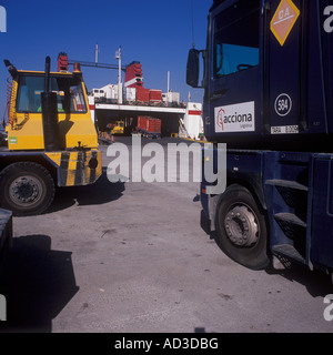 Les opérations de transport de marchandises, camions et conteneurs d'être chargées à bord des ferries dans le port de Palma de Majorque. Banque D'Images