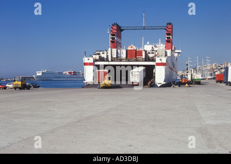 Les opérations de transport de marchandises, camions et conteneurs d'être chargées à bord des ferries dans le port de Palma de Majorque. Banque D'Images